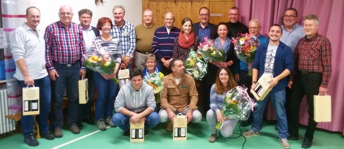 Gruppenfoto mit alter und neuer Vorstandschaft sowie weiteren Unterstützern des Vereins.